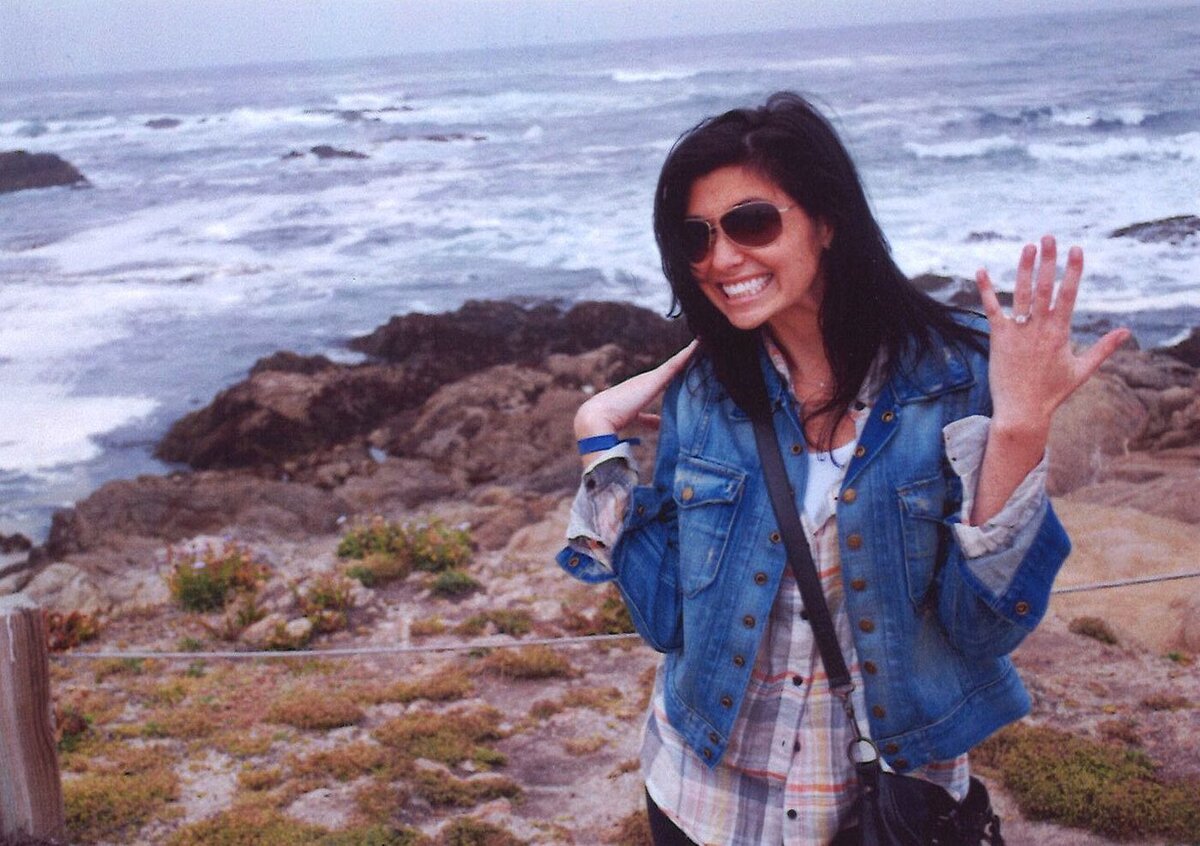 Эллен показывает кольцо, которое подарил ей на помолвку жених, Сэм Голдберг