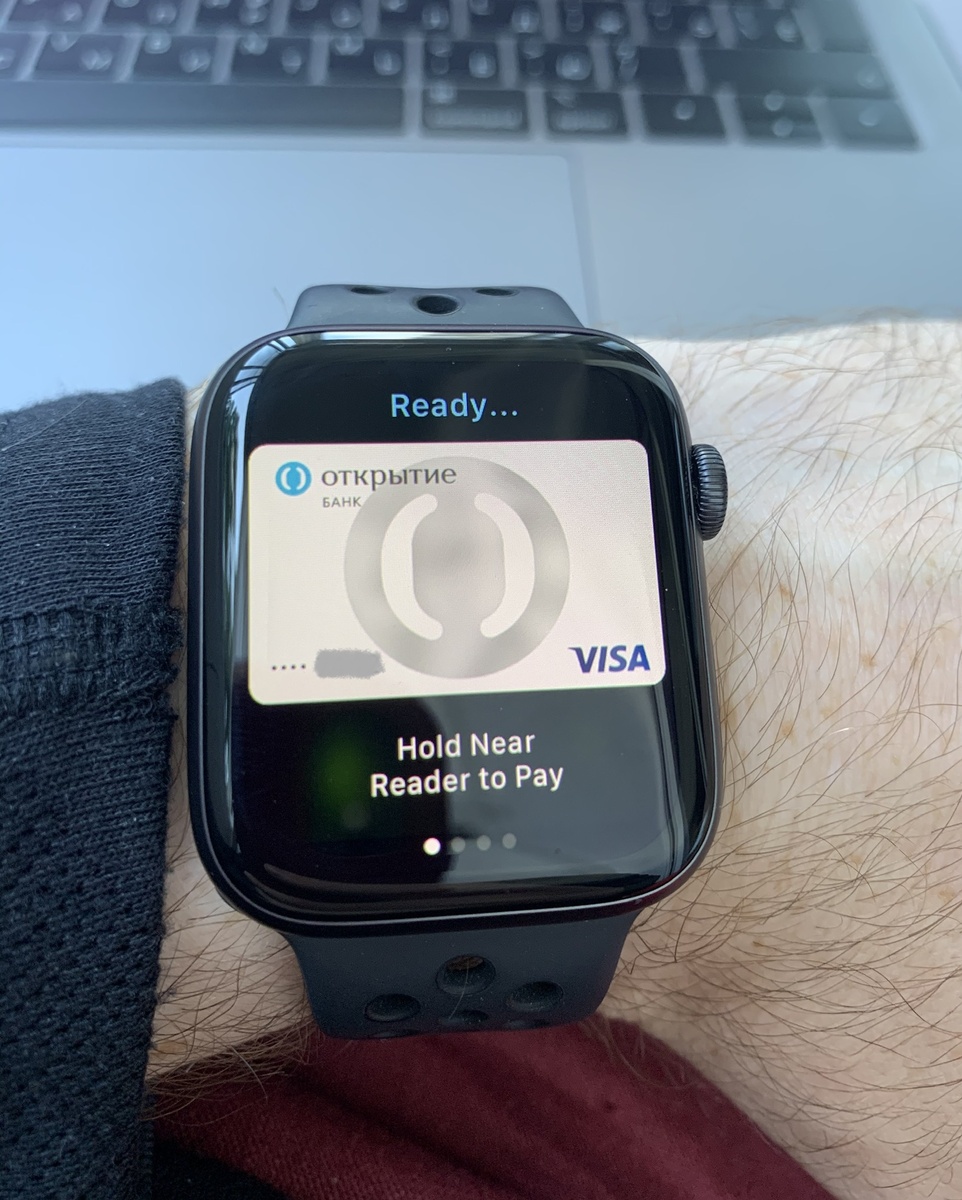 Двойное нажатие по нижней боковой кнопке запускает Apple Pay. 