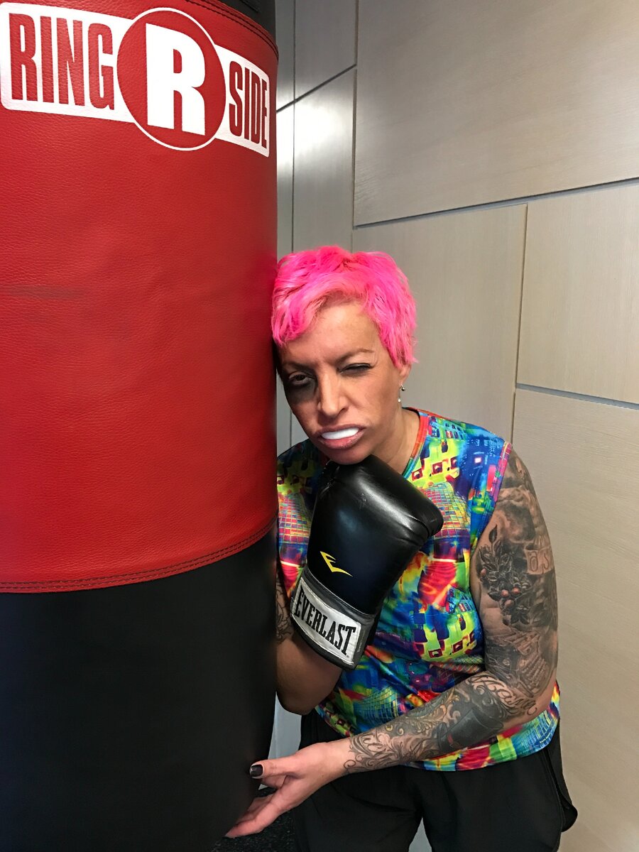 известный блогер Вика Самсонова https://www.facebook.com/viketz  в нашем клубе (фингал нарисовала для антуража) 