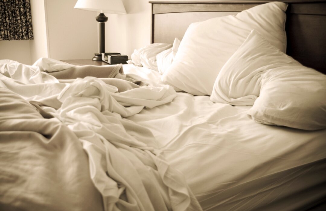Почему лучше подождать немного перед заправкой кровати с утра