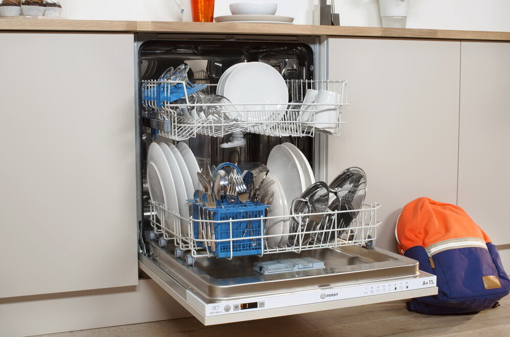 Небольшая посудомоечная машина. Встроенная посудомоечная машина Индезит. Посудомоечная машина Индезит маленькая.