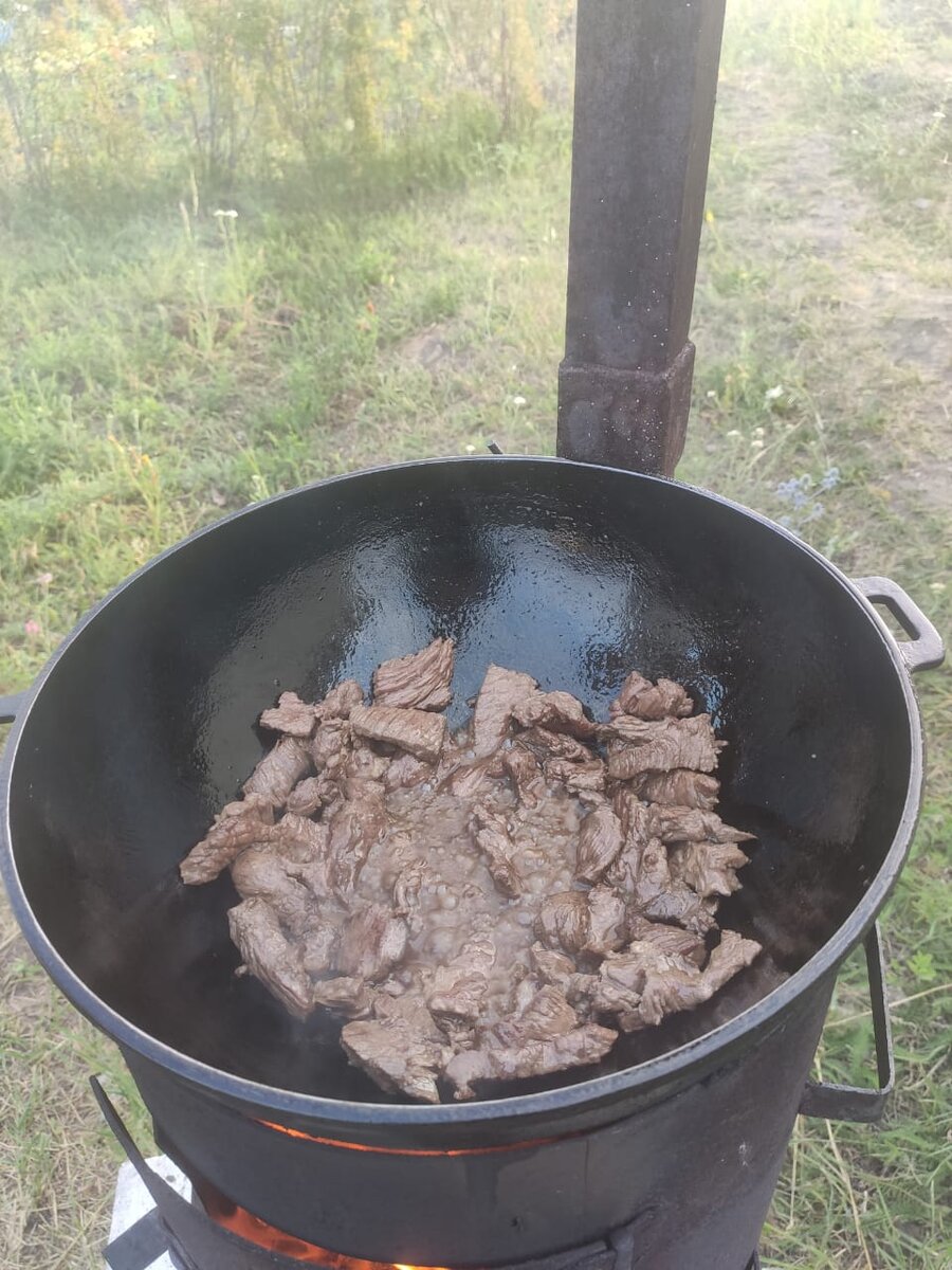 Чашушули в казане на костре