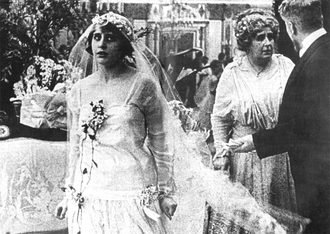 Вера Холодная - первая настоящая звезда немого кинематографа . Со всеми вытекающими: любовью фанатов и слишком рано оборвавшейся жизнью. 