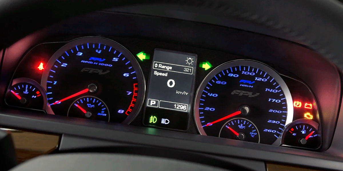 Панель приборов. У каждого она разная, поэтому нужно обращать внимание на все важные иконки