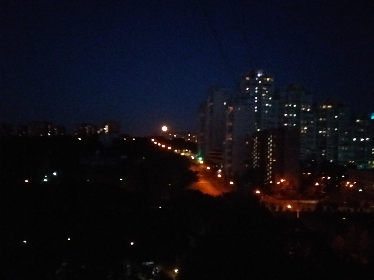 Просто вид из окна, тот вечер, когда была кровавая луна