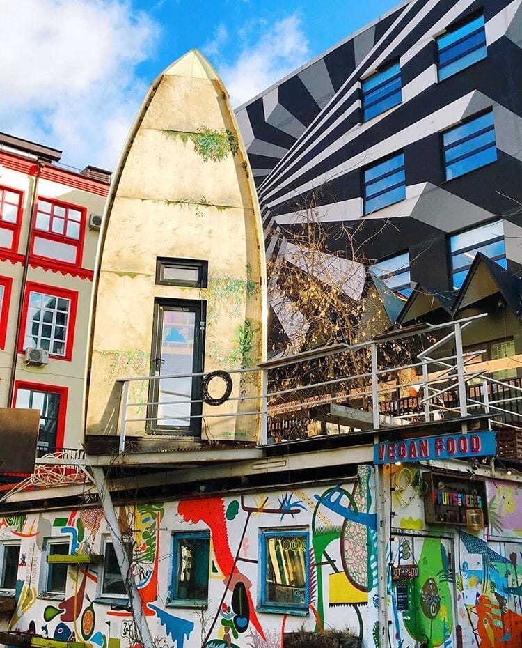 Здание кафе на Artplay. Фото из официального инстаграм-аккаунта Fruits&Veges: https://www.instagram.com/fruitsvegescafe/?hl=ru