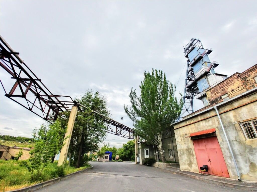 В этой башне, кстати, расположен лифтовой механизм. Тот самый, что поднимает из недр земли вагоны с солью и... гостей подземного медицинского центра.