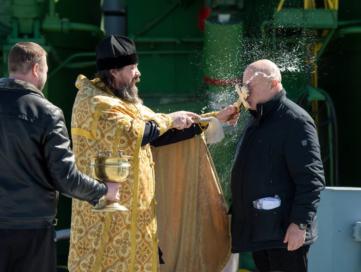 Поп олсвещает серверную