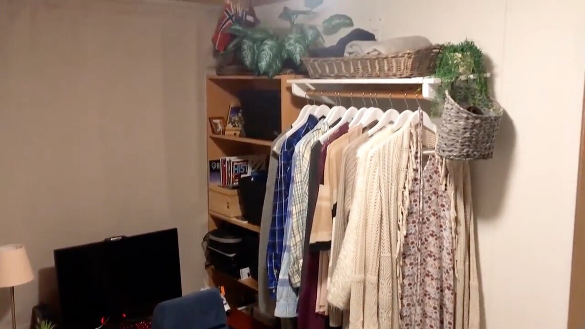 Алена старается поддерживать порядок на открытых полках и рейле