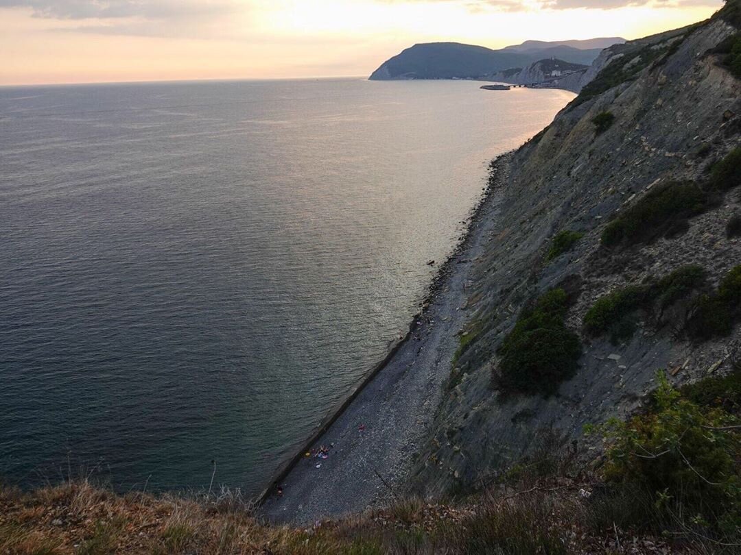 Вода в черном море широкая балка. Широкая балка Новороссийск. Пляж широкая балка Новороссийск. Море широкая балка Новороссийск. Широкая балка черное море.