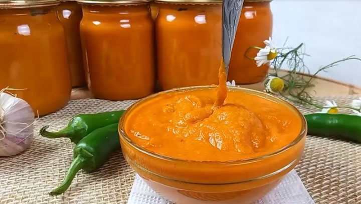 Не могла обойти этот вкуснейший рецепт кабачковой икры и не поделиться с вами. Готовлю его каждый сезон. Саветую  друзьям и родственникам. Икра получается очень вкусная, немного остренькая, на цвет красивая.