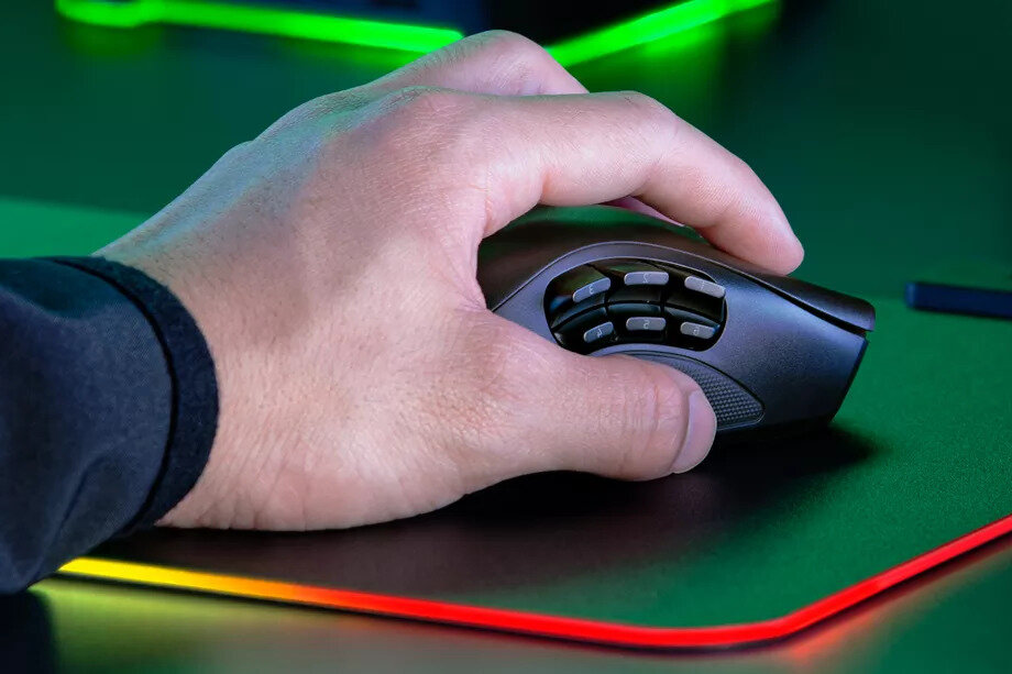 Снимок крупным планом новой мишки с кнопками, на которой шесть кнопок расположены на небольшой площади.