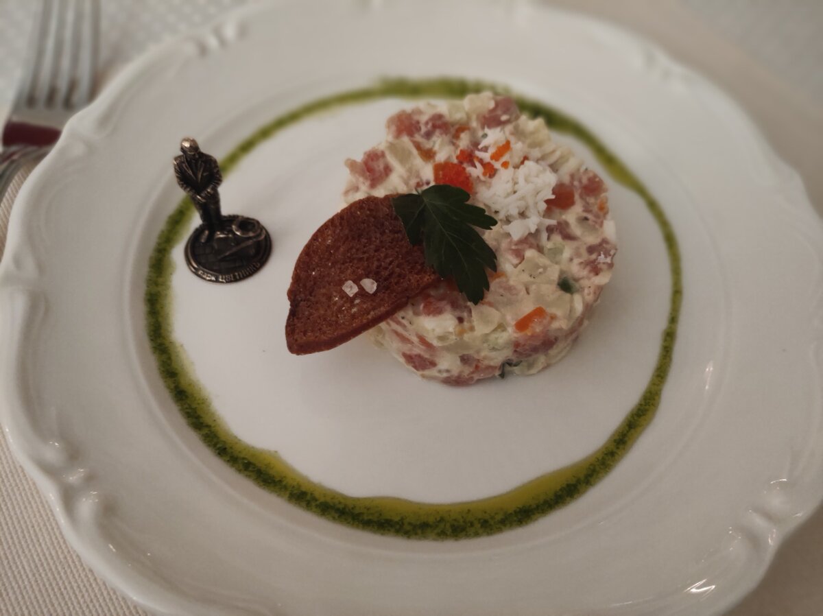 Салат с кижучем собственного посола (филе кижуча, свежие огурцы, отварной картофель, морковь, домашний майонез) 140гр - 125₽