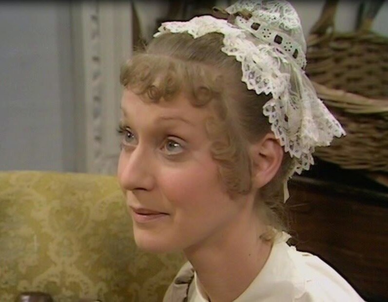 Чепец как элемент домашнего туалета, конечно, никто не отменял, но он еще более добавляет возраста героине.