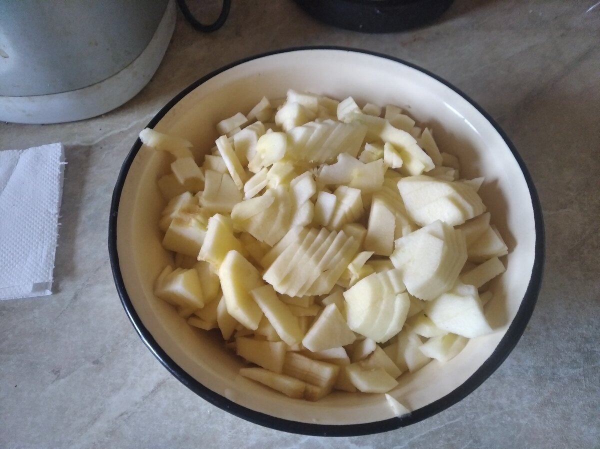 Нарезанные яблоки
