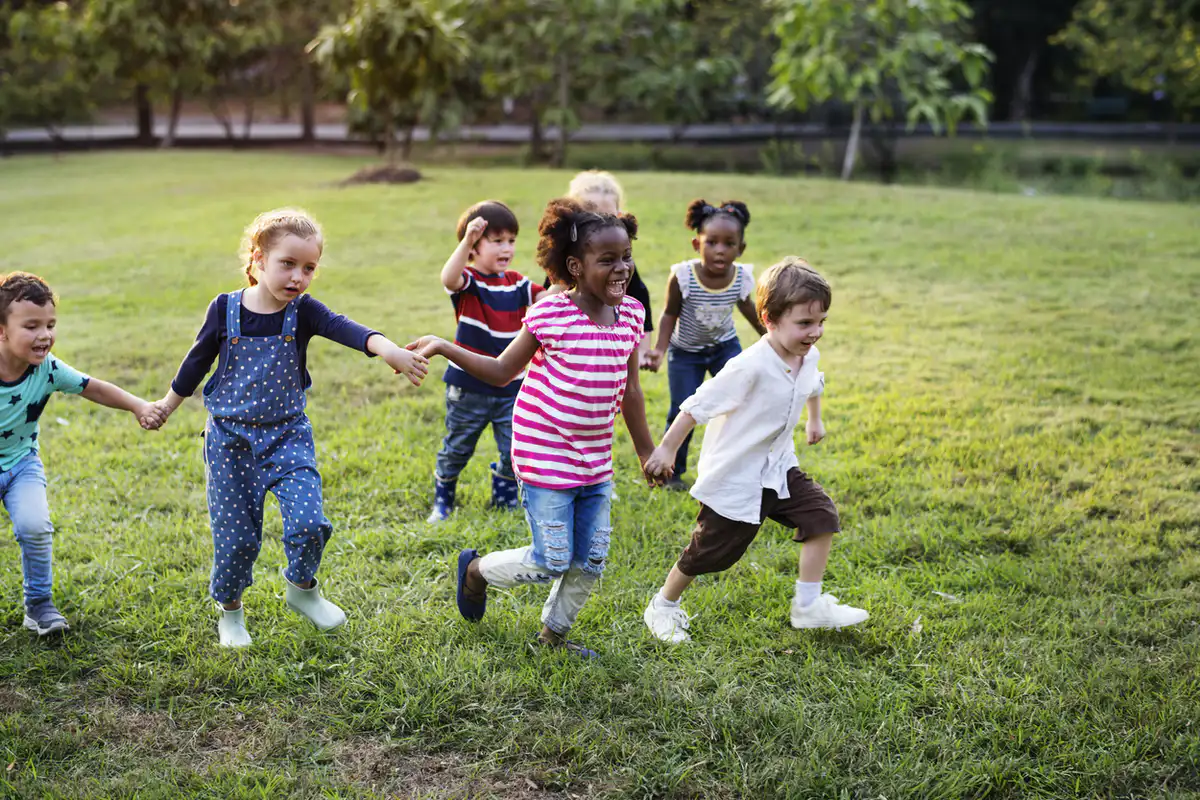 Many children in the world. Играющие дети. Играющие дети в парке. Лето дети играют в парке. Дети играют в парке на траве.