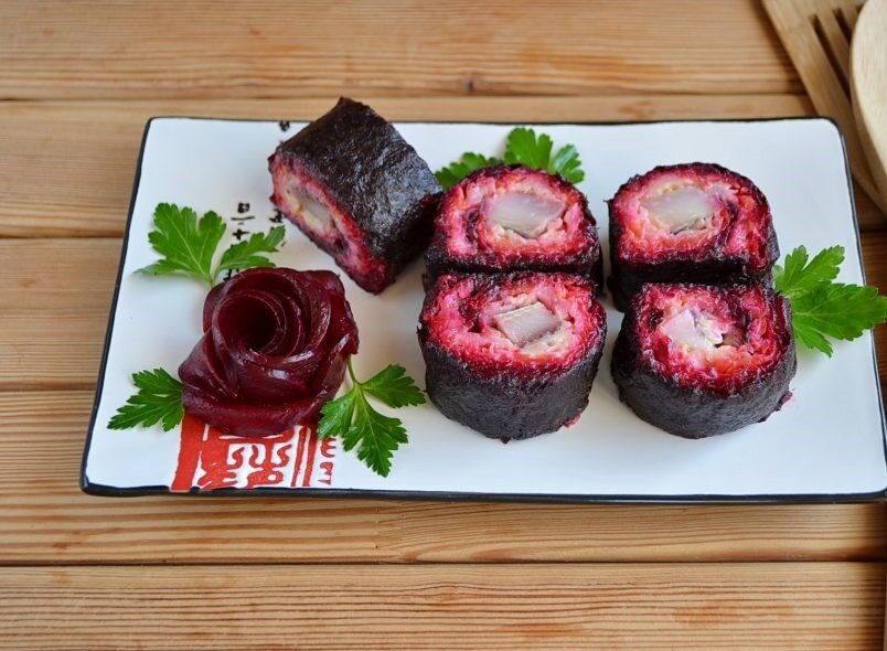 Хочу предложить интересный вариант подачи всеми любимого салата "Селедка под шубой". Я не использую желатин, салат отлично держит форму с помощью листа водорослей нори. Смотрите мой рецепт! Описание приготовления: Здесь я подробно описываю и показываю шаги, из которых вы поймете, как приготовить "Селедку под шубой" (роллы). Чтобы закуска хорошо держала форму, утрамбовывайте овощи вилочкой во время сборки. Осторожно сверните в рулет так, чтобы не повредить лист нори, но и чтобы не оставалось свободного места. Обязательно дайте постоять роллам в холодильнике 2-3 часа. Удачи! 