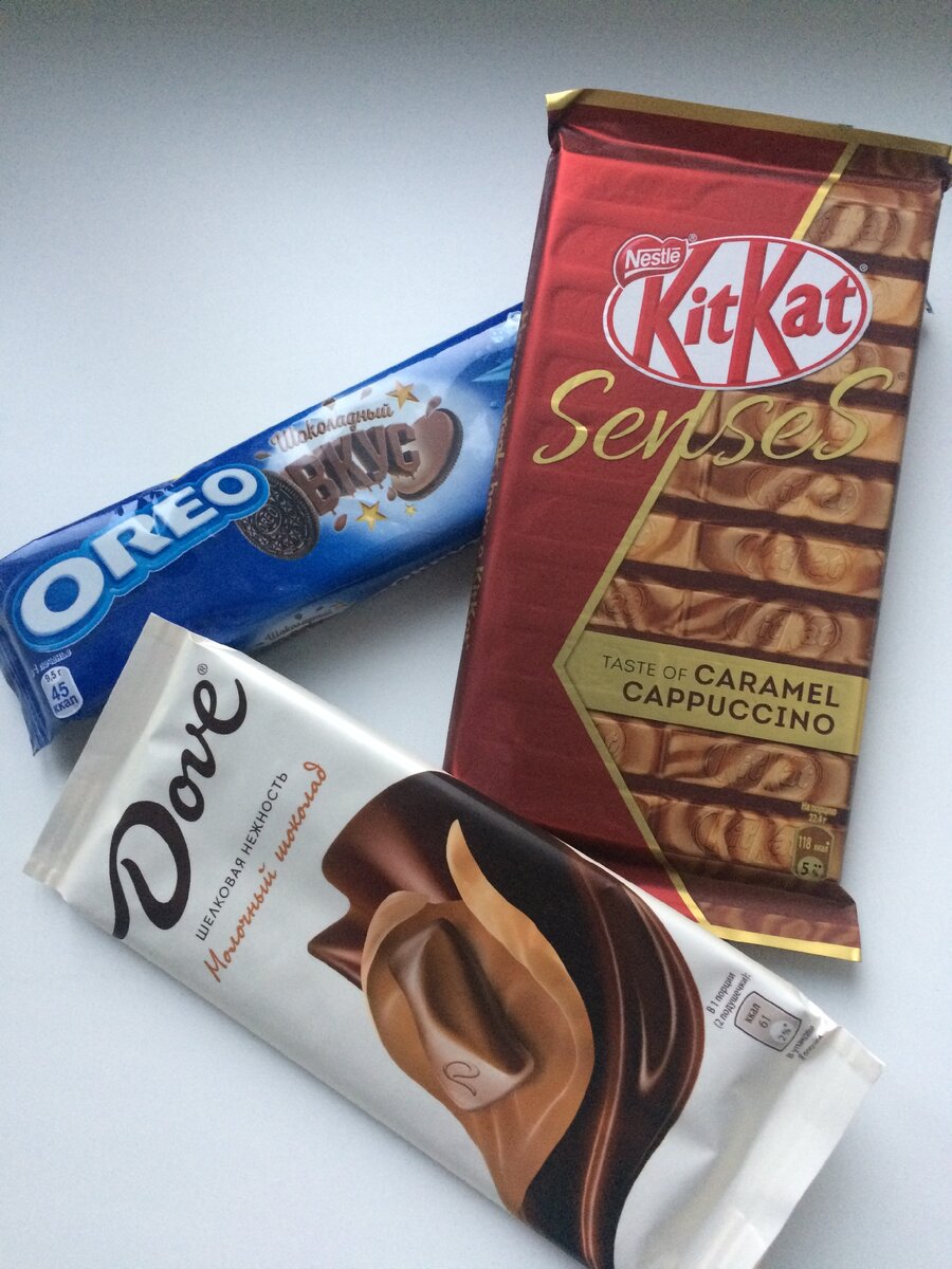 Вот такие продукты питания в кондитерском отделе сети магазинов "Магнит" я приобрела сегодня по отличным скидкам: классические молочные шоколадки торговой марки Dove, шоколадки с вафельной начинкой со вкусом карамели и капучино торговой марки KitKat Senses, печенья с какао с шоколадной начинкой торговой марки Oreo