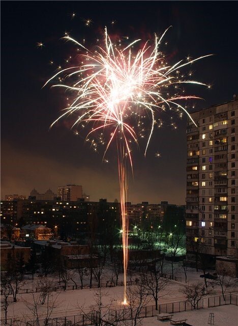 запускать фейерверки. пиротехника домашнее. фейерверк во дворе. салют во дворе. салют в деревне.