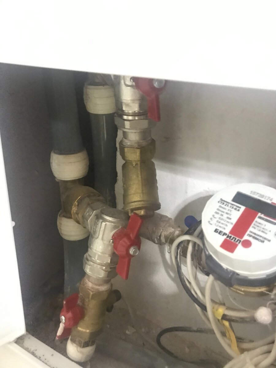 Фото ввода в квартиру с прибором учета 