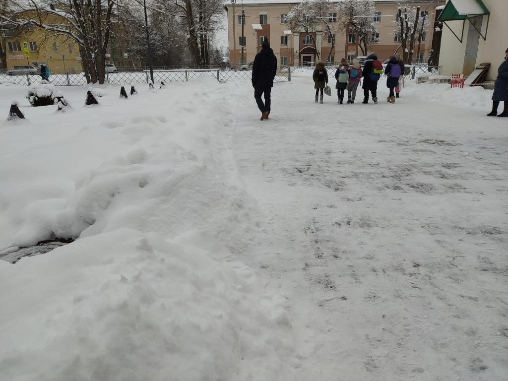 Голые девушки валяются в снегу