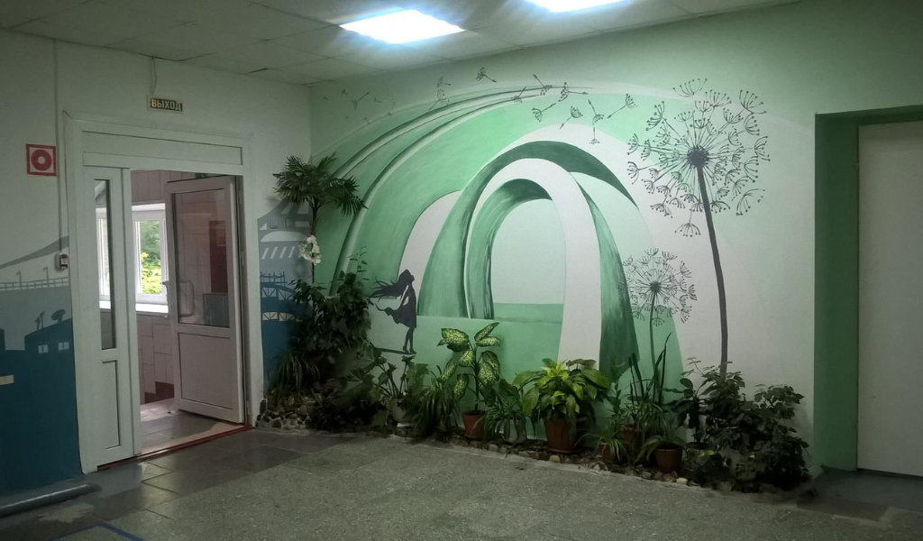 Учителя, увидев наше художество, рассуждали о смысле изображения на стене… Было очень интересно послушать: у всех учителей были разные взгляды!