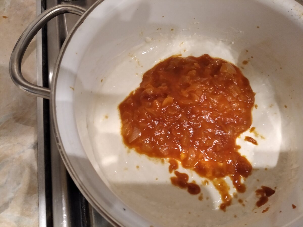 Пассерованный лук с томатом соединяем с сметано-мучной смесью