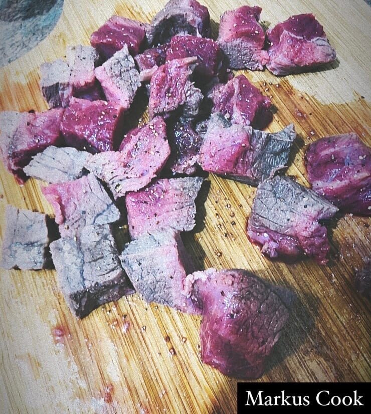 Нарезаем кусочками среднего размера мясо