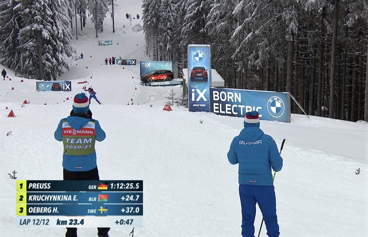 Тренеры сборной России подсказывают Кайшевой на финишном круге эстафеты.