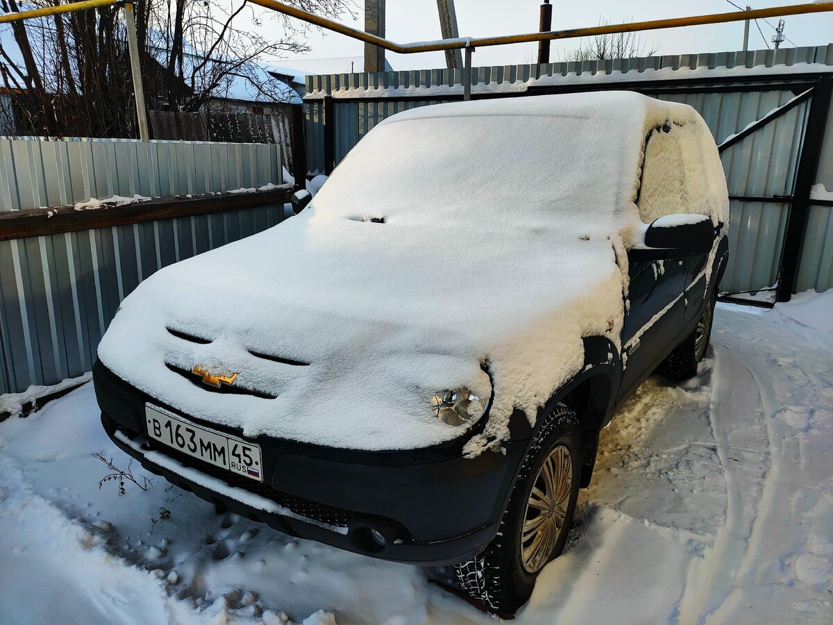 Chevrolet Niva заметённая снегом. 