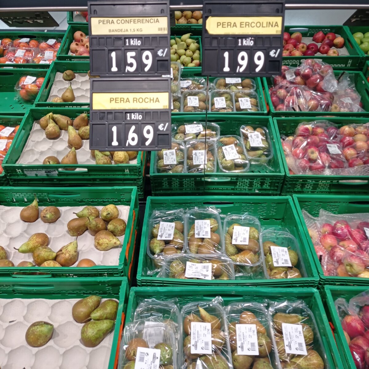Испанцы ужаснулись бы, узнав, что российская продуктовая корзина включает в себя только 5 кг фруктов в месяц.