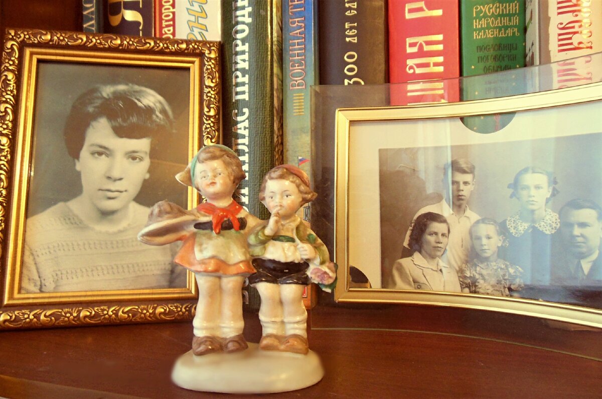 Статуэтка советского времени, которая досталась по наследству от дедушки Сергея, на фоне портретов родных (фото автора)