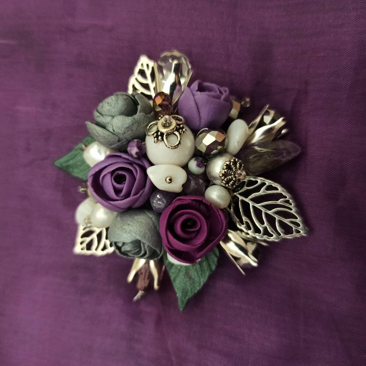 Брошь с использованием цветов из полимерной глины.