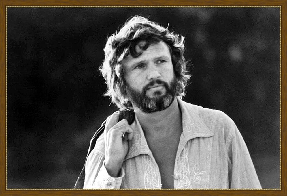 Кристофферсон ближе к середине 70-х на фотосессии к альбому "Who's To Bless And Who's To Blame", вышедшему в 1975-ом. Фото из предложенных в Яндекс.Картинках