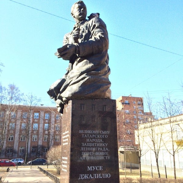 Памятник установлен в сквере у дома 18 по Гаванской ул. (на пересечении со Средним пр.). Из открытых источников. Листайте галерею.