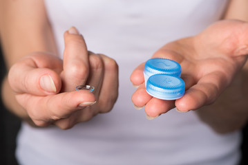 Как правильно брать в руки контактную линзу