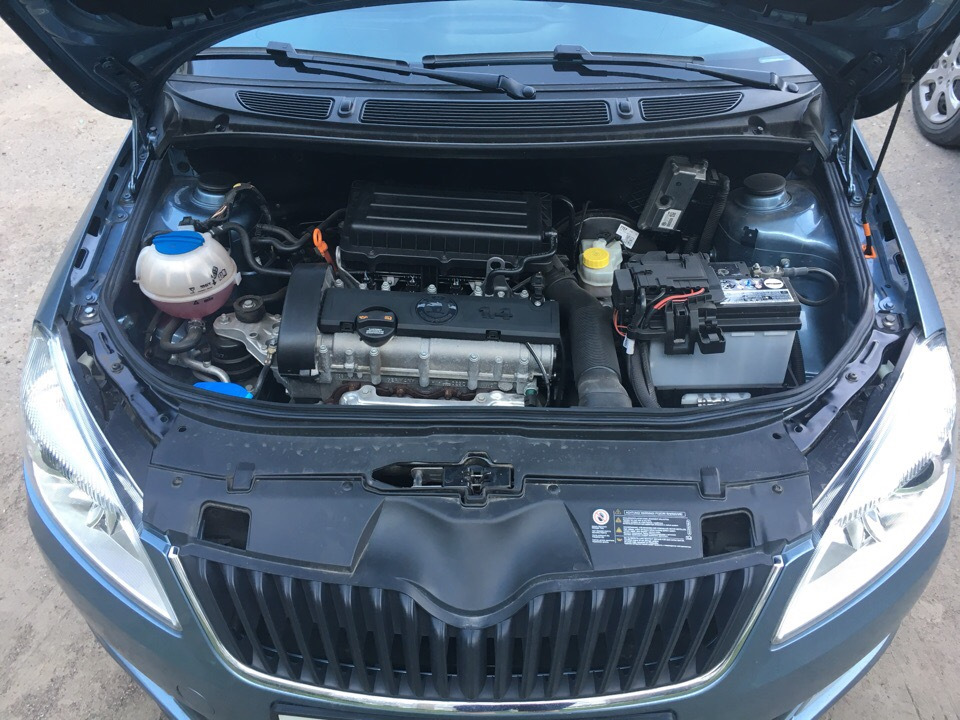 Двигатели шкода фабия 2012. Шкода фабия 2 под капотом. шкода фабия 1.2 под капотом. skoda fabia 2 1.2 под капотом. skoda fabia 1.2 двигатель.
