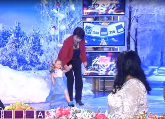 Снежана Праздничная 1 прошлась по подиуму на "Поле чудес".