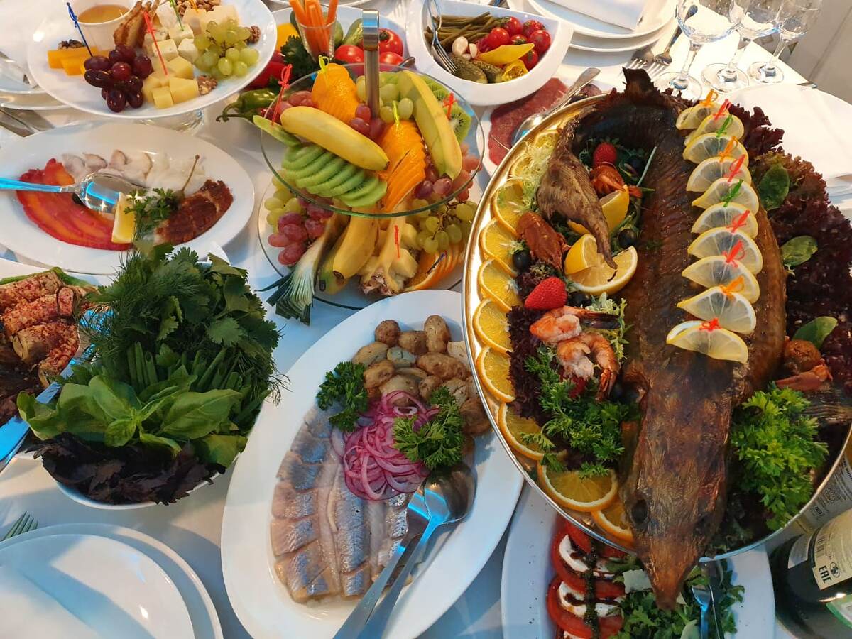 Сервировка стола на теплоходе Артурс