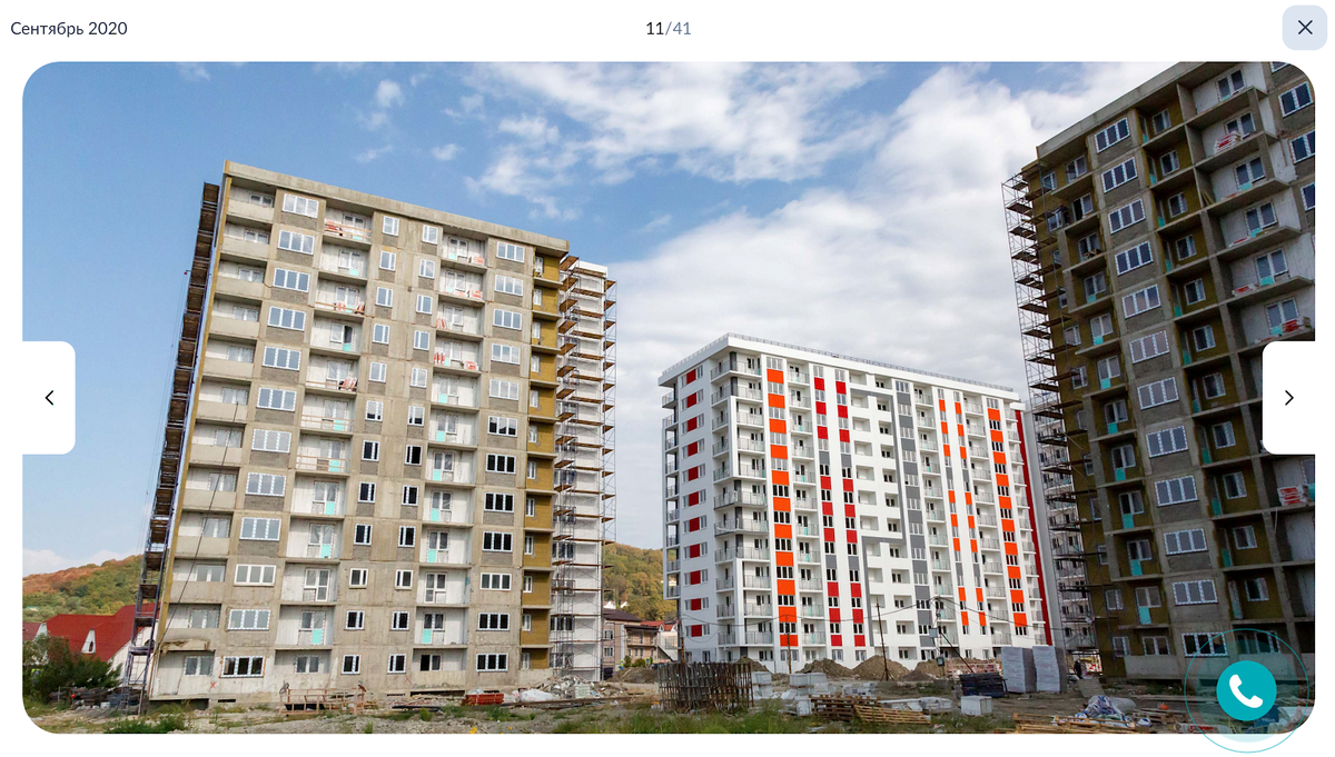 В сентябре 2020 года фасад литера «Виноградный» (слева) в ЖК «Фрукты» ещё не был окрашен