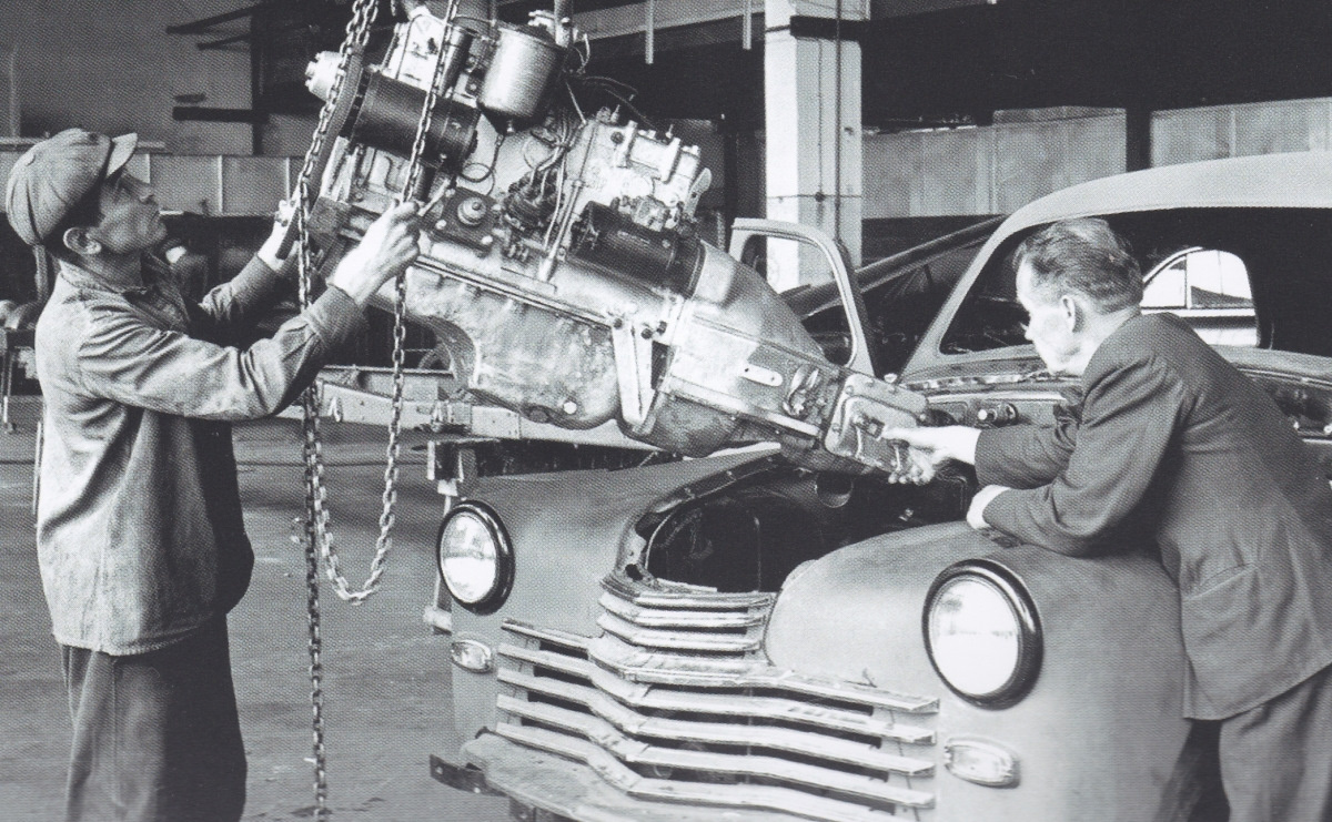 Установка ДВС на заводе 