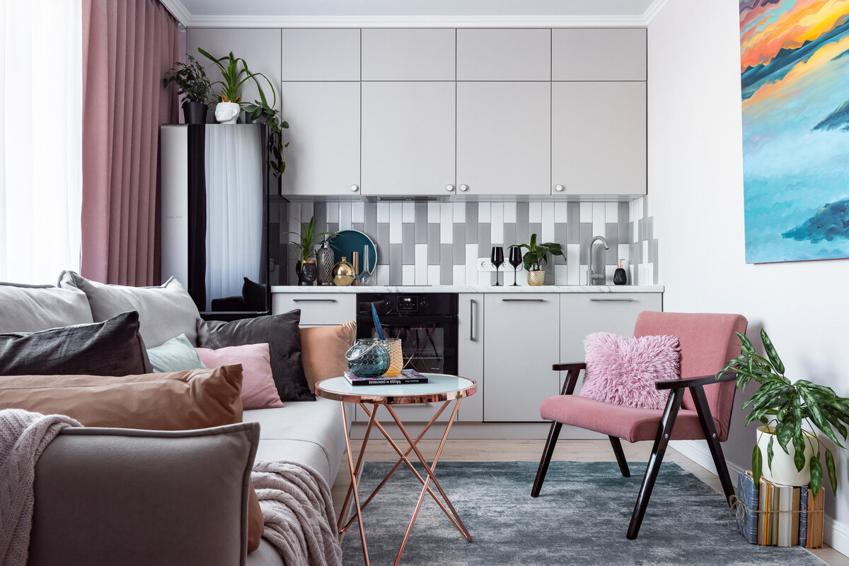 К выбору квартиры дизайнер подходил осознанно, чтобы иметь возможность организовать желаемую планировку. В пожелания семьи входили объединённая кухня-гостиная и изолированная спальня.