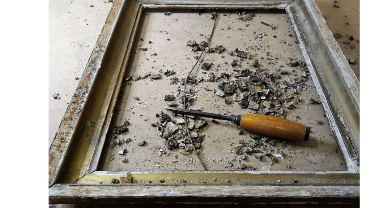 Я счищала шпателем и стамеской с молотком. Но можно замочить раму в воде и лепнина сама отойдёт.