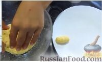 Сыр натереть на мелкой терке, добавить муку, яйцо. Перемешать.
Сформировать сырные палочки.