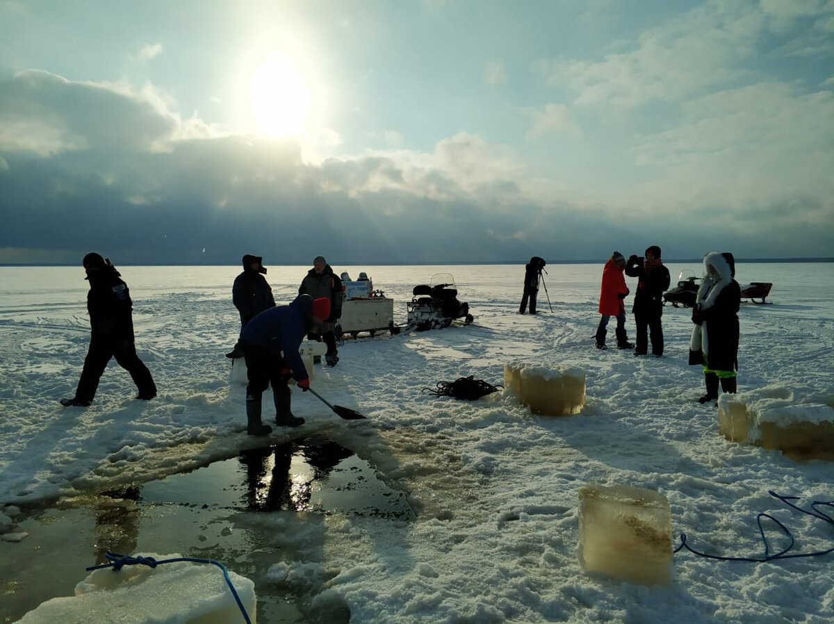 Запрет выхода на лед рыбинское водохранилище. Лед на Рыбинском водохранилище 2023 год. Лед на Рыбинском водохранилище летом. Ездят по льду Рыбинского водохранилища. Трещины во льду на Рыбинское водохранилище.