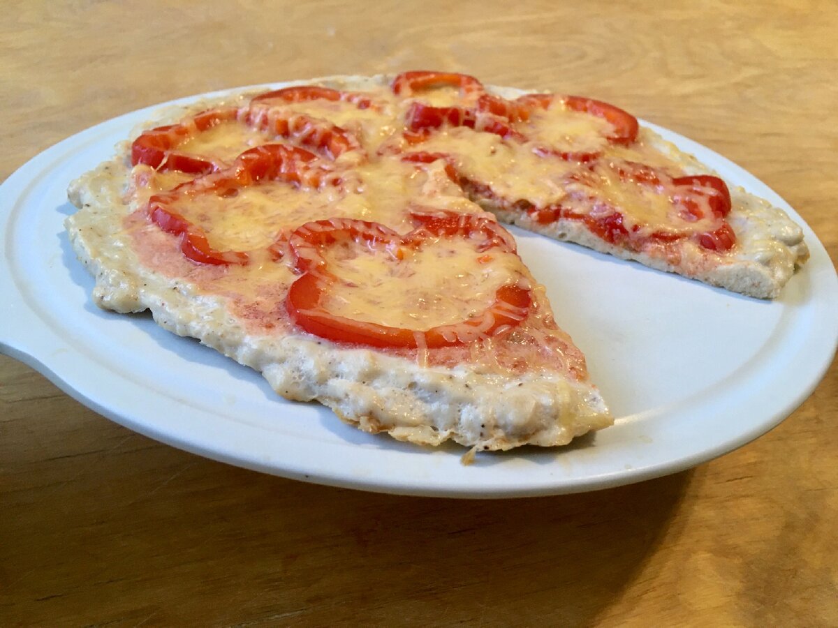 Пицца из овсяноблина. Пп без теста. Белковая пицца. Пп пицца из куриного фарша. Пицца без теста из фарша.