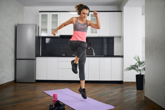 https://ru.freepik.com/premium-photo/side-view-of-strong-young-woman-jumping-on-mat-in-kitchen_11568835.