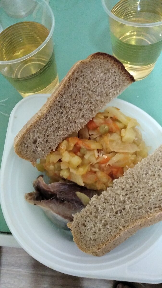 Овощное рагу, сельдь, хлеб и компот