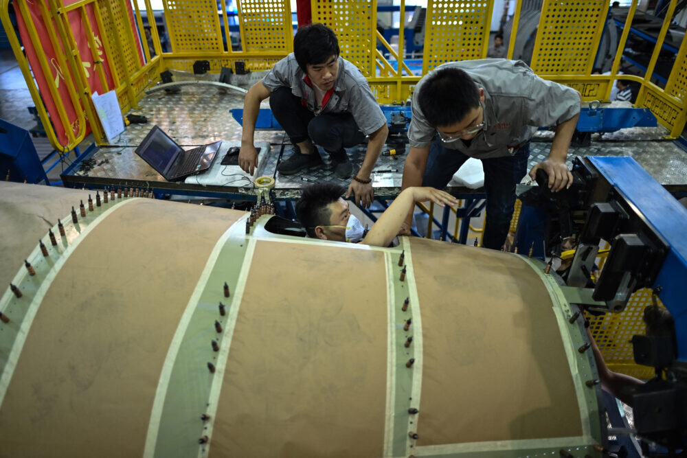 Сотрудники Hiwing Aviation Special Materials в фюзеляже C919. Фото: Getty Images