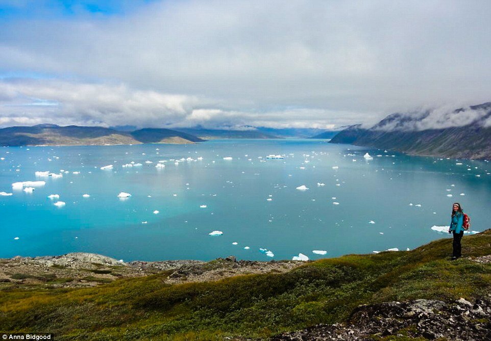 Студентка факультета геологии проходит практику в Гренландии.
